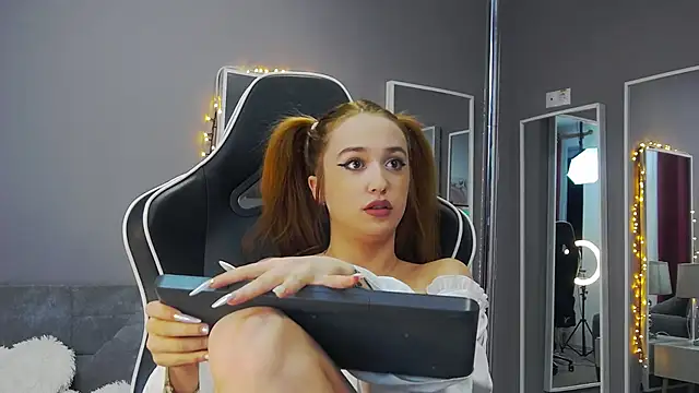 Eva Lovvia  online show from 01/21/25, 06:23