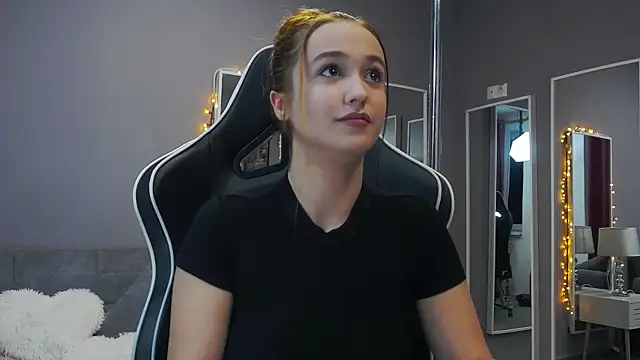 Eva Lovvia  online show from 01/22/25, 06:31