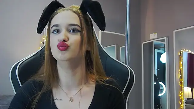 Eva Lovvia  online show from 01/23/25, 09:18