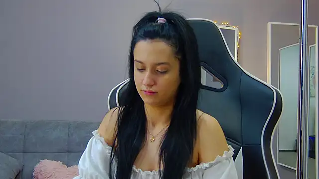 Eva Lovvia  online show from 01/31/25, 12:28