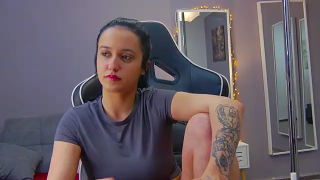 Eva Lovvia  online show from 02/04/25, 01:23