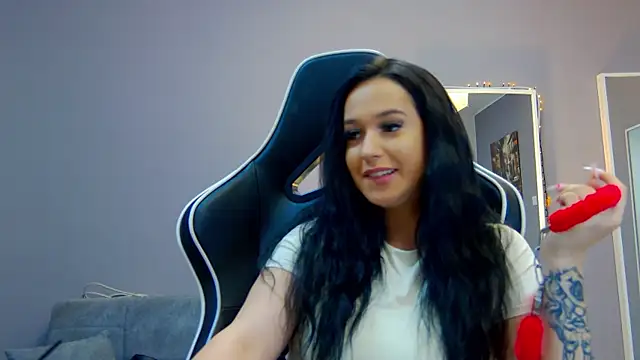 Eva Lovvia  online show from 03/11/25, 09:37