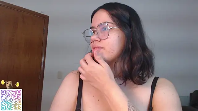 Snapshot of crystalll_room chatting on 07/13/26, 03:31 crystalll room online show from 07/13/26, 03:31