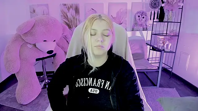 DiaAngell online show from 11/25/25, 08:42