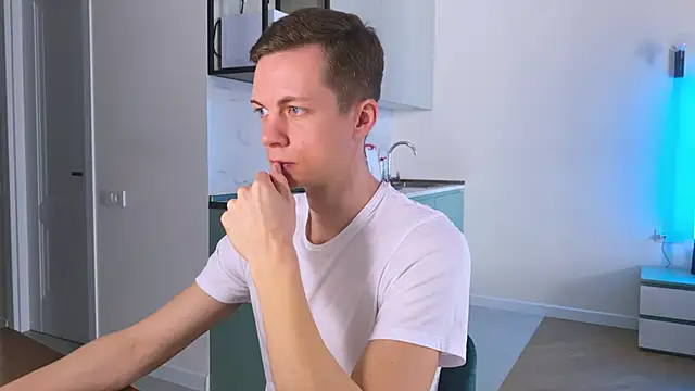 max shy online show from 03/10/25, 12:48