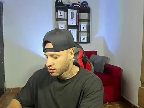 Snapshot of dereckgreen chatting on 03/13/25, 10:10 dereckgreen online show from 03/13/25, 10:10