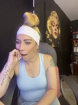 viktoria davis  online show from 11/18/25, 11:59