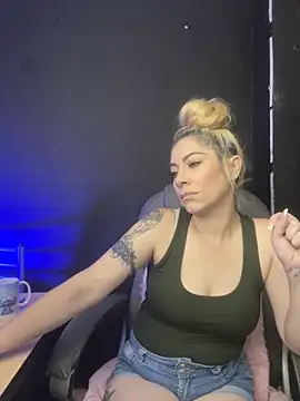 viktoria davis  online show from 11/22/25, 10:42