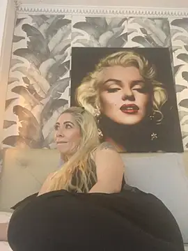 Snapshot of viktoria_davis_ chatting on 06/27/26, 12:04 viktoria davis online show from 06/27/26, 12:04