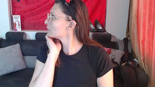 Snapshot of sachaclinford chatting on 10/15/25, 06:08 sachaclinford online show from 10/15/25, 06:08