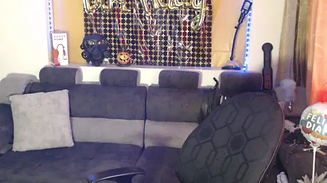 Snapshot of sachaclinford chatting on 10/17/25, 04:53 sachaclinford online show from 10/17/25, 04:53