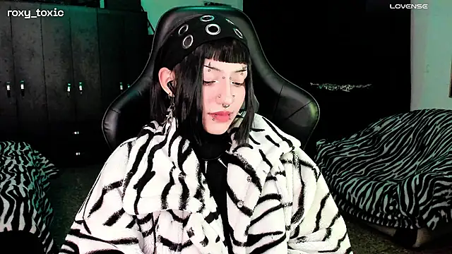 roxy toxic online show from 11/13/25, 12:42