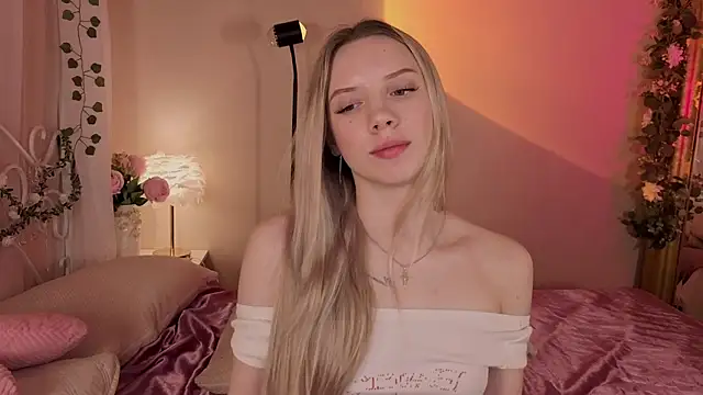 Snapshot of katt__y chatting on 06/25/26, 05:12 katt y online show from 06/25/26, 05:12