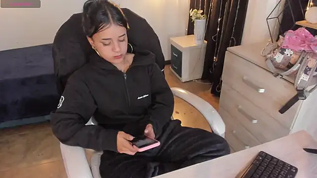 Nicole Foxx  online show from 03/04/25, 12:39