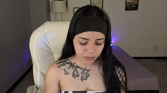 Nicole Foxx  online show from 10/03/25, 07:44