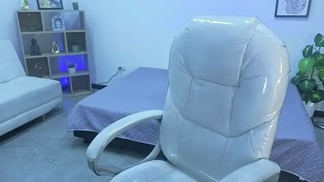 Nicole Foxx  online show from 10/14/25, 07:36