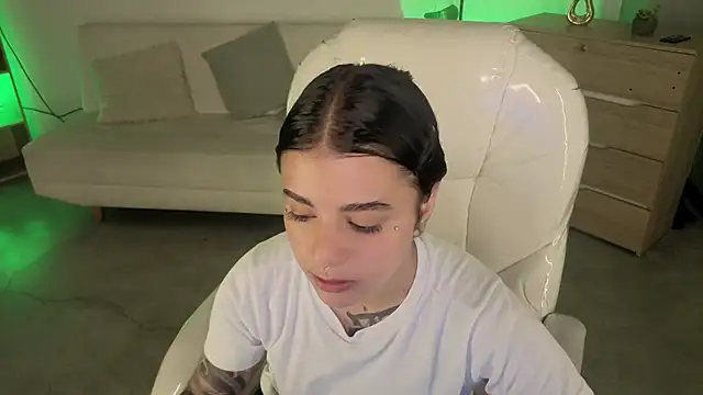 Nicole Foxx  online show from 12/13/25, 07:53