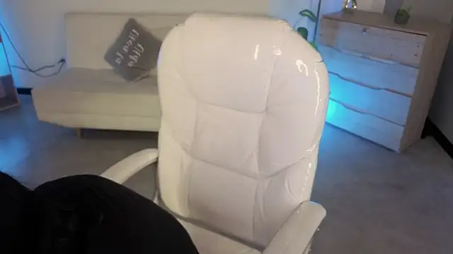 Nicole Foxx  online show from 12/19/25, 07:43