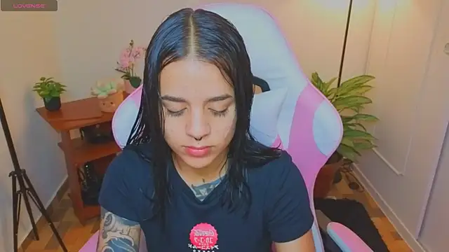 Nicole Foxx  online show from 06/18/26, 08:02
