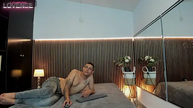 alicia chris online show from 02/08/25, 03:52