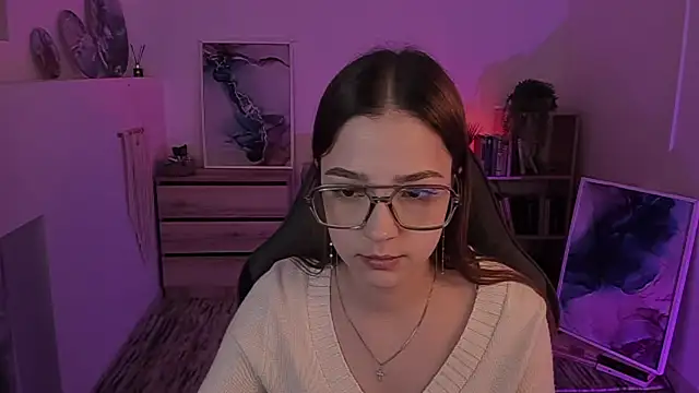 PamBeesly online show from 02/01/25, 08:18