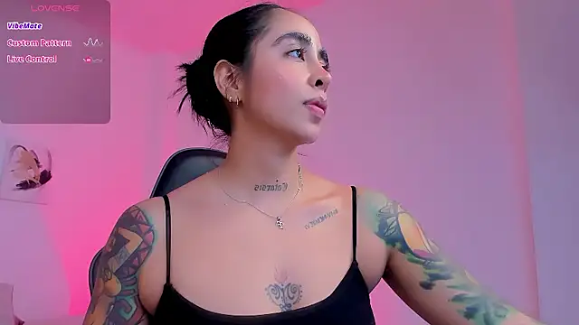 sophierooy22 online show from 09/25/25, 12:36