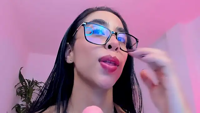 Snapshot of sophierooy22 chatting on 06/14/26, 03:19 sophierooy22 online show from 06/14/26, 03:19