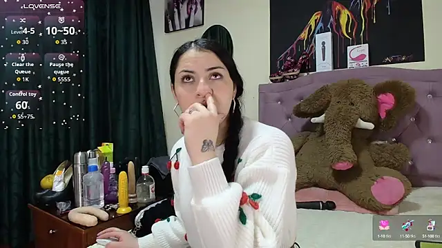 Snapshot of Emmie_Hot chatting on 09/18/25, 11:56 Emmie Hot online show from 09/18/25, 11:56