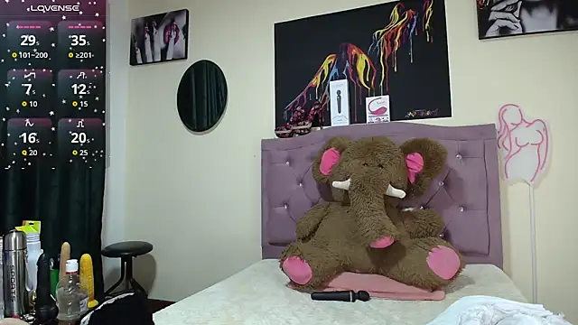 Snapshot of Emmie_Hot chatting on 09/19/25, 12:17 Emmie Hot online show from 09/19/25, 12:17