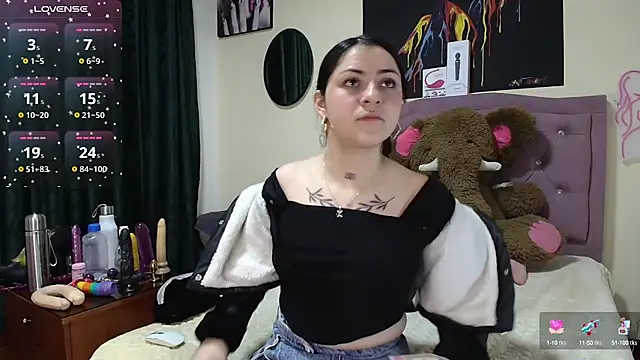 Snapshot of Emmie_Hot chatting on 09/27/25, 12:10 Emmie Hot online show from 09/27/25, 12:10