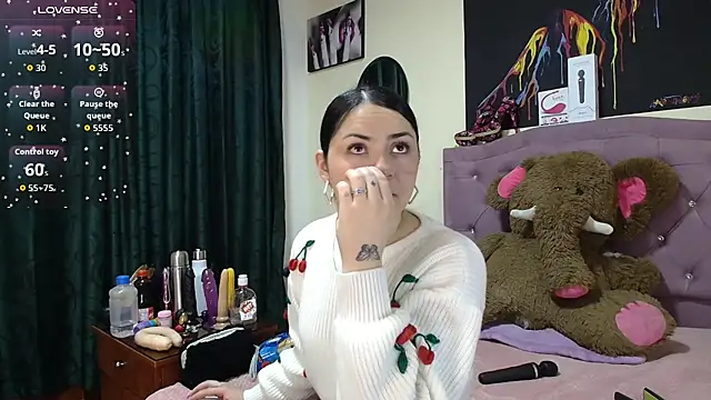 Snapshot of Emmie_Hot chatting on 10/01/25, 12:00 Emmie Hot online show from 10/01/25, 12:00