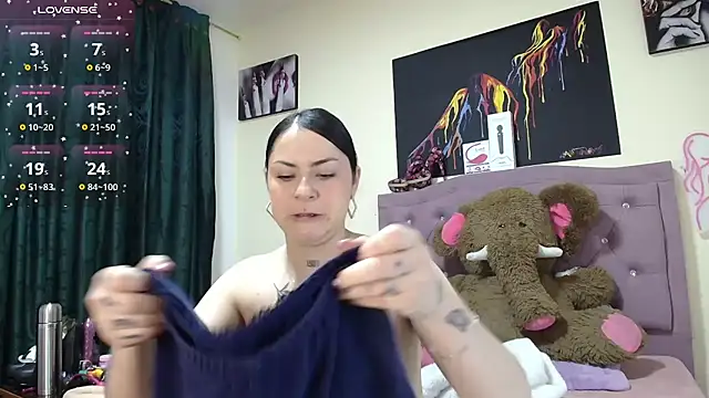 Snapshot of Emmie_Hot chatting on 10/03/25, 12:02 Emmie Hot online show from 10/03/25, 12:02