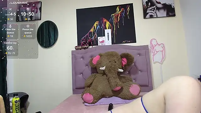 Snapshot of Emmie_Hot chatting on 10/04/25, 12:25 Emmie Hot online show from 10/04/25, 12:25