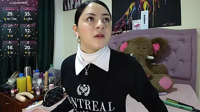 Snapshot of Emmie_Hot chatting on 10/10/25, 11:53 Emmie Hot online show from 10/10/25, 11:53