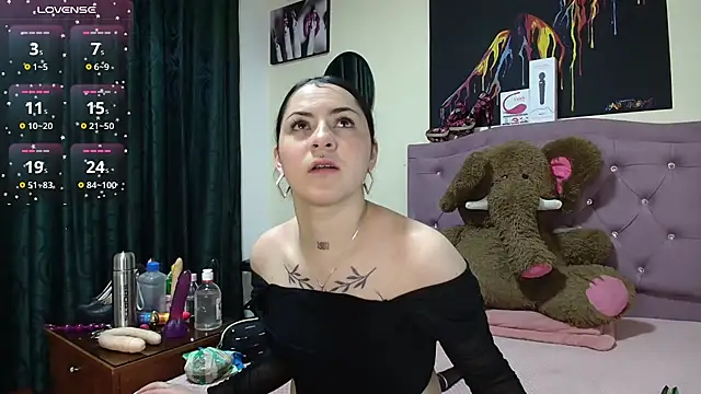 Snapshot of Emmie_Hot chatting on 10/20/25, 12:05 Emmie Hot online show from 10/20/25, 12:05