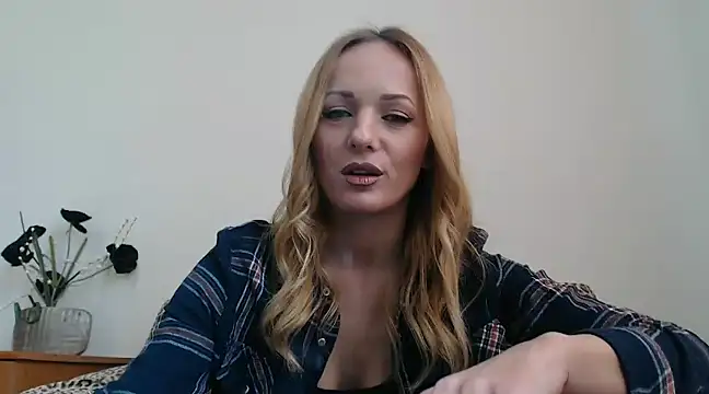 Snapshot of EllyaDiamond chatting on 02/17/25, 07:37 EllyaDiamond online show from 02/17/25, 07:37