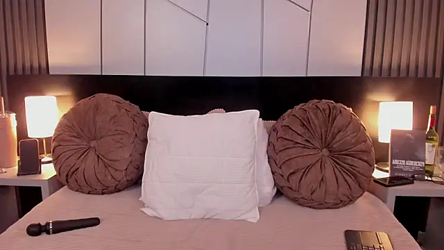 fiorella paris online show from 12/02/25, 04:40