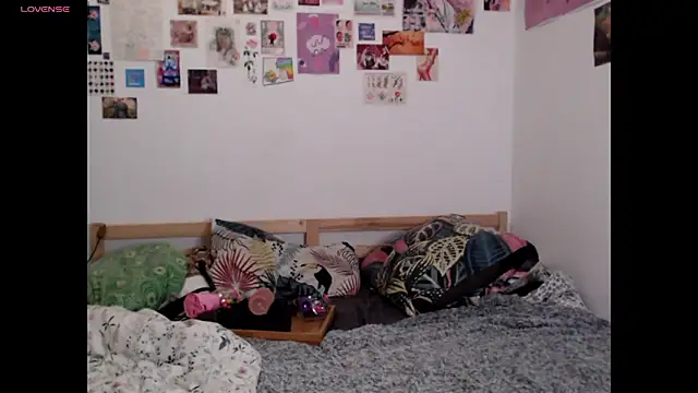 AdorahB3ll3 online show from 12/16/25, 08:14