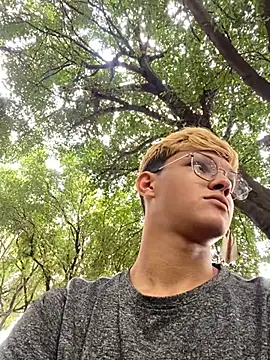 izan 20 online show from 03/21/25, 03:57