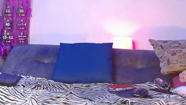 izan 20 online show from 11/18/25, 09:25