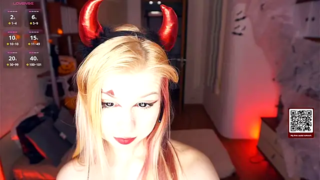 LynetHakes online show from 10/31/25, 05:41