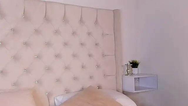 bella bloomg online show from 01/29/25, 01:16