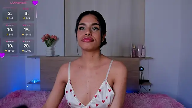 Snapshot of Cameron_Lovee chatting on 10/27/25, 03:43 Cameron Lovee online show from 10/27/25, 03:43