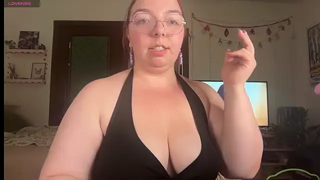 Snapshot of curvycate127 chatting on 06/09/26, 06:58 curvycate127 online show from 06/09/26, 06:58