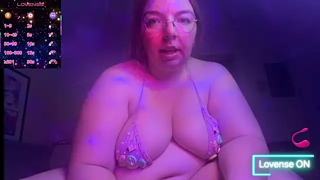 Snapshot of curvycate127 chatting on 08/04/26, 06:27 curvycate127 online show from 08/04/26, 06:27