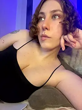 Snapshot of Molli_Luv chatting on 07/23/26, 01:20 Molli Luv online show from 07/23/26, 01:20