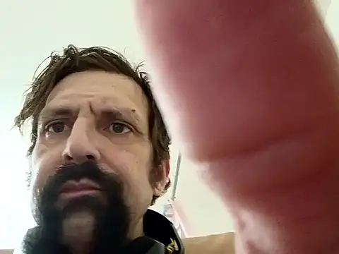 Snapshot of Johndis805 chatting on 10/31/25, 01:56 Johndis805 online show from 10/31/25, 01:56