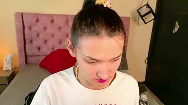 Snapshot of Sofii_cutee chatting on 02/21/26, 01:01 Sofii cutee online show from 02/21/26, 01:01