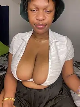 Snapshot of Boneca25 chatting on 10/12/25, 06:07 Boneca25 online show from 10/12/25, 06:07