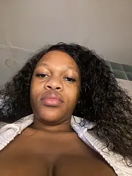 Snapshot of Boneca25 chatting on 10/17/25, 06:27 Boneca25 online show from 10/17/25, 06:27